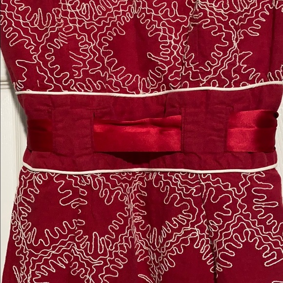 Vibrant red dress with white detailing - Picture 2 of 6